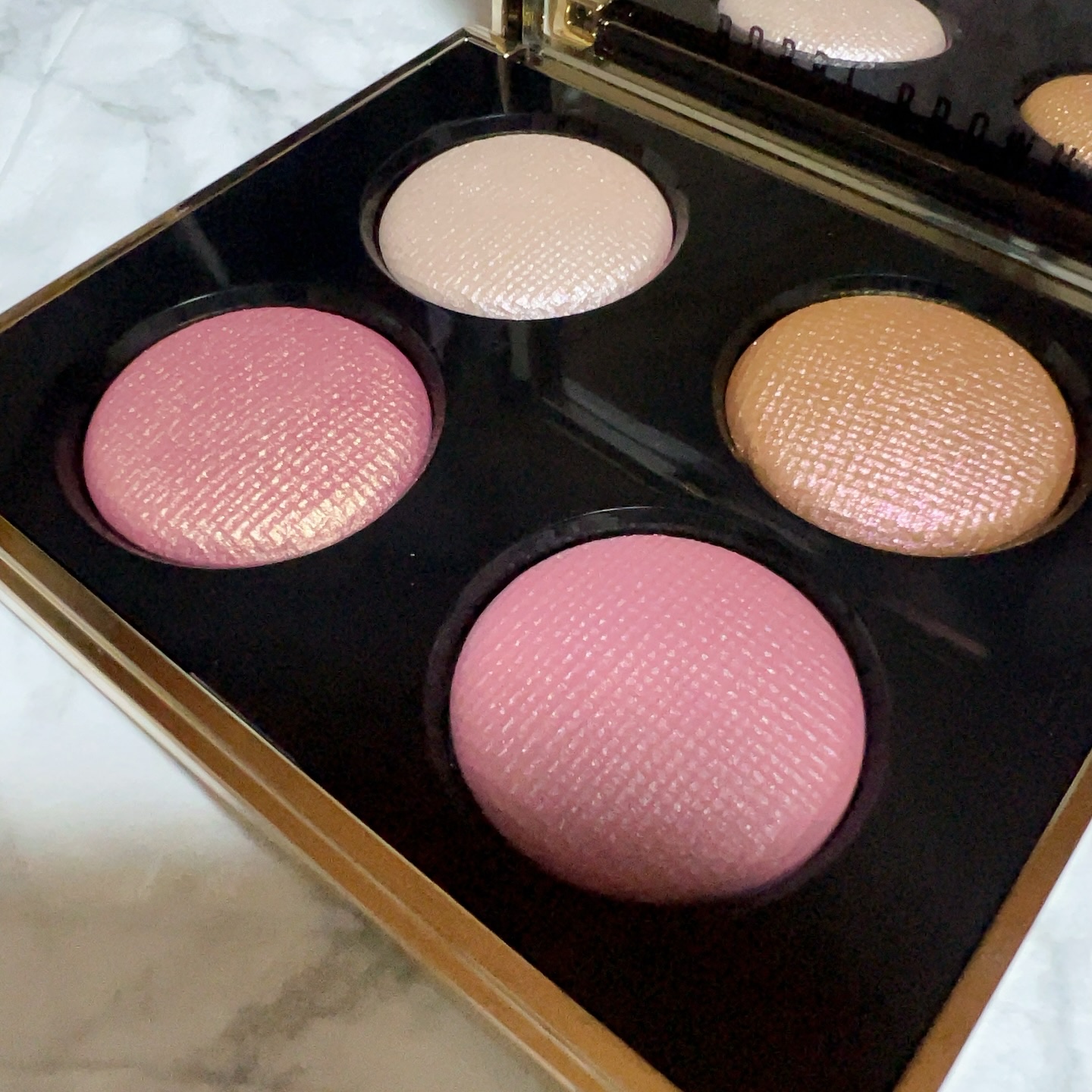 リュクス アイシャドウ クォード グロウ ウィズ ラブ コレクション/BOBBI BROWN/アイシャドウパレットを使ったクチコミ（2枚目）