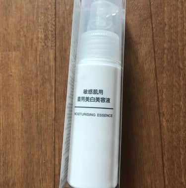 無印良品 敏感肌用 薬用美白美容液 50ml
税込1,390円。良品週間で更に10%オフ。
リピート5本目くらい。

結論→肌が安定する。
朝使うと化粧ノリが良い
夜使うと朝起きた時肌の調子が良い

私