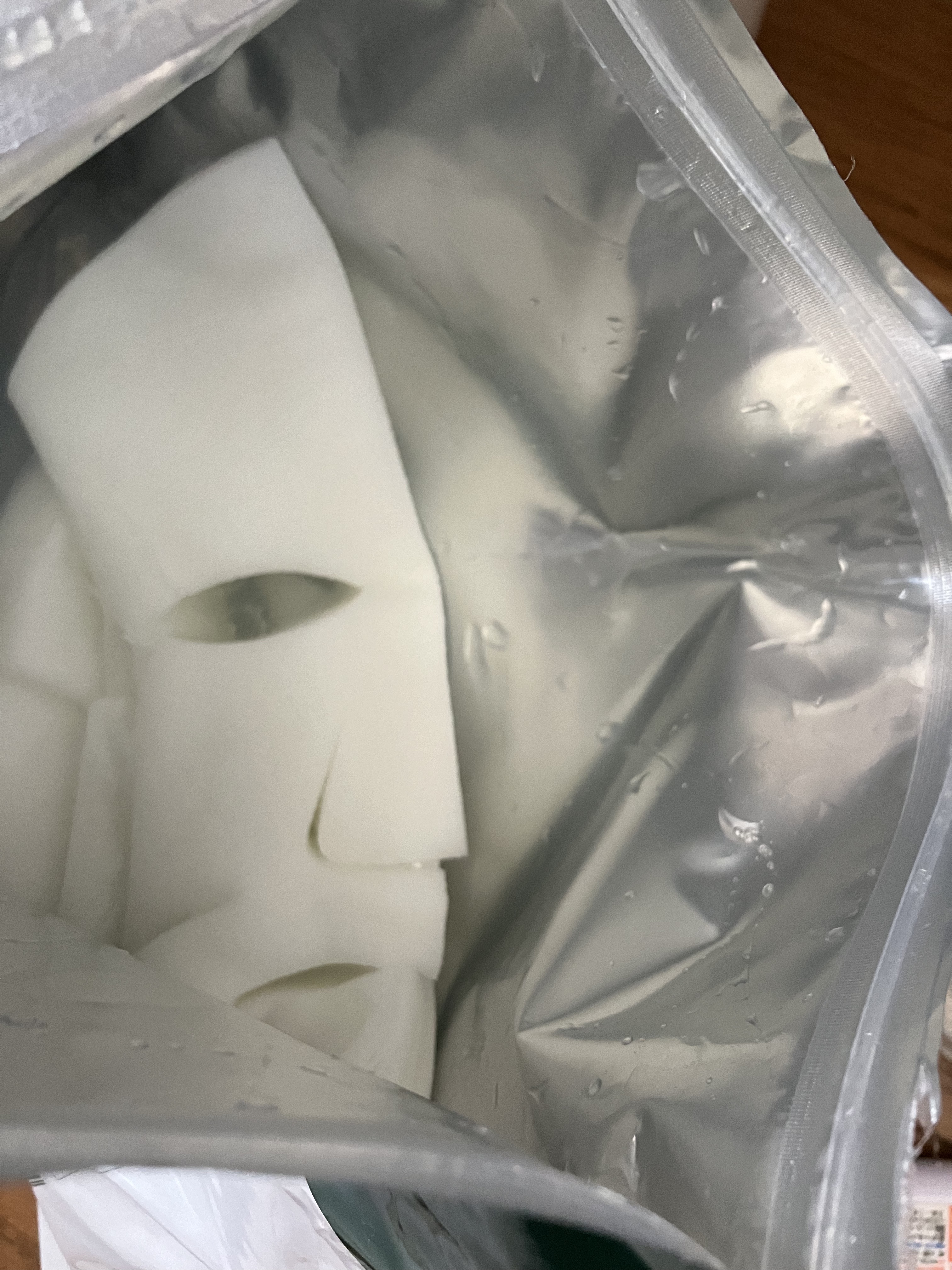 Make.iN CICAモイストフェイスマスクのクチコミ「気軽に使いやすい価格と大容量なのは本当にすごい👏

ただ、説明通り約10分肌をパックしていると.....」（1枚目）