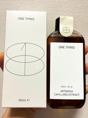 ONE THING カワラヨモギ化粧水/ ARTEMISIA CAPILLARIS EXPRACT

LiPSのプレゼントに当選しました！！
ありがとうございます。

箱には正規品認証ができるバーコードのシールが貼られています。

液は見た目そのまま、茶色でした。
こぼれそうなほどサラッとした液体です。
漢方のような独特の匂いがします。

肌に付けると爽快感とはまた違うスーッと言う感じに加えて顔が温まるような気がしました。
顔に付けたあと割とすぐに乾きます。

個人的に残念なのは、量の調節がしづらいことです。一見、無印の化粧水のように液が少しづつ出そうに見えますが、思っているよりも多く出てきます。

この化粧水だけで寝た翌朝、肌が少しもちっとしている気がしました！

#ONE THING  #提供_ONE THINGの画像 その0