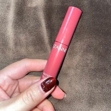 使い切り＆お気に入りコスメ紹介します😍💄✨


【使った商品】
    CEZANNE ウォータリーティントリップ 05

【色味】
   青みがかったプラムレッド

【色もち】
    飲んだり食べた