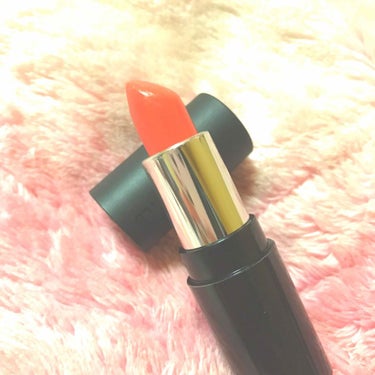 シャインフレイムのお色味です💄
透け感があり小さなラメも入ってます

塗った感じは滑らかで薄づきだけど
重ねると好みの色に調節しやすいと思います！

オレンジっぽい色なので、
馴染みやすくナチュラルに仕