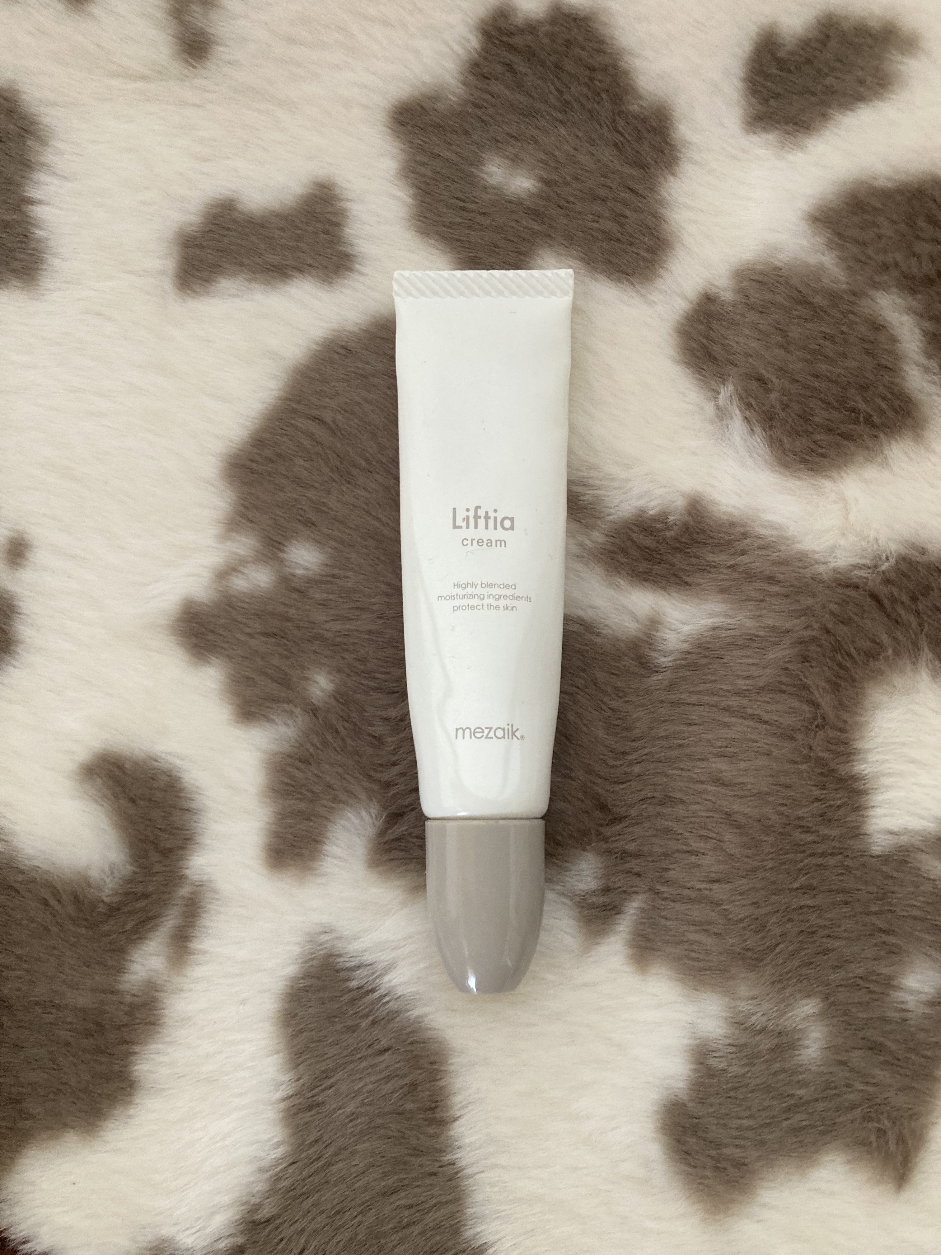 メザイクリフティアクリーム目元用クリーム

前にいただいたアイクリームを使い切ったためレビュー

香りがとても良くて高級なホテルのような香りです。毎日使ってたわけではなく週に2回ほどで、数年持ちました。（使用期限とは）
直接塗るチップタイプ