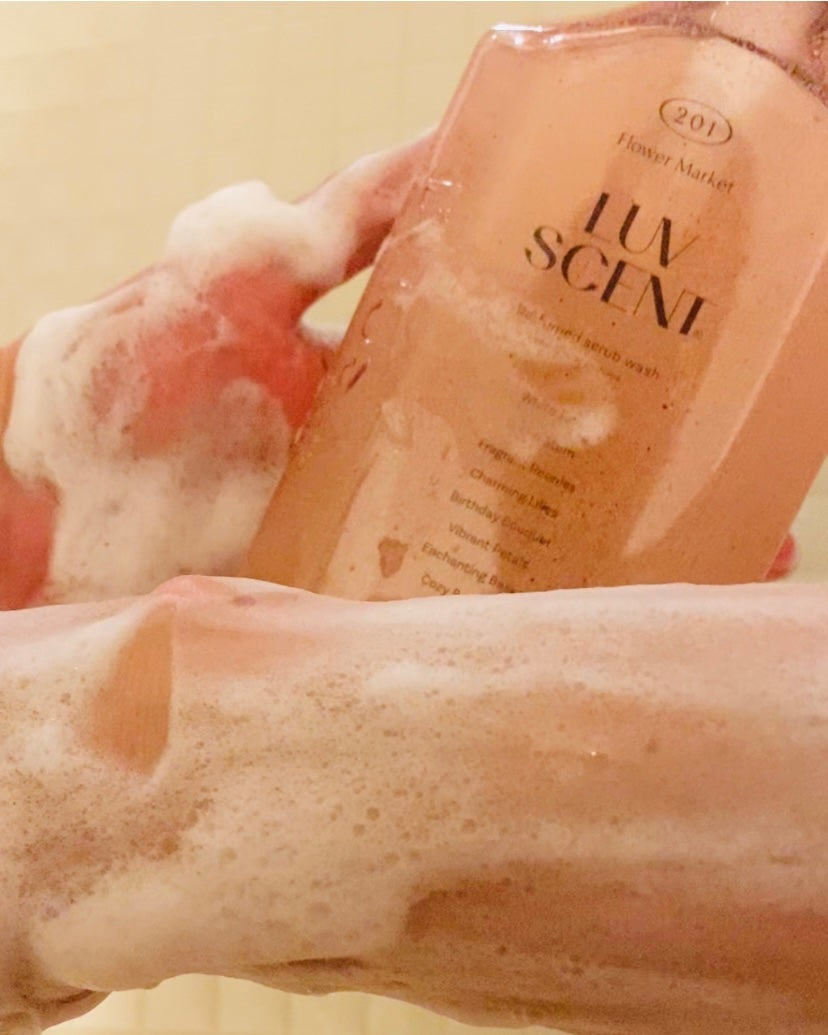 スクラブボディウォッシュ フラワーマーケット ホワイトチューリップ/LUV SCENT/ボディスクラブを使ったクチコミ(4枚目)