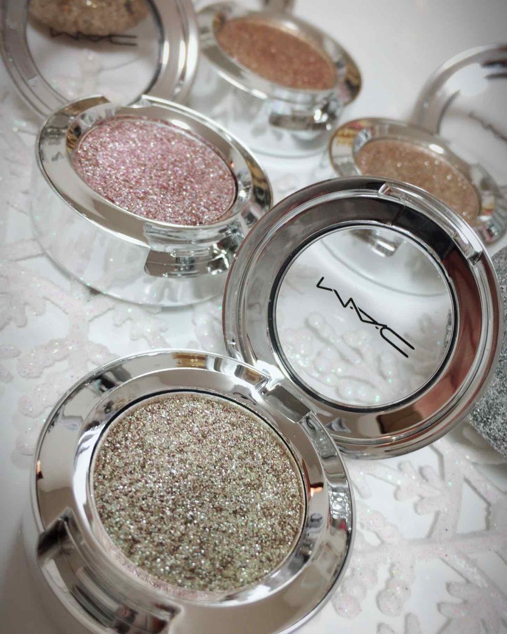 シャイニー プリティ シャドウ/M・A・C/単色アイシャドウを使ったクチコミ（2枚目）