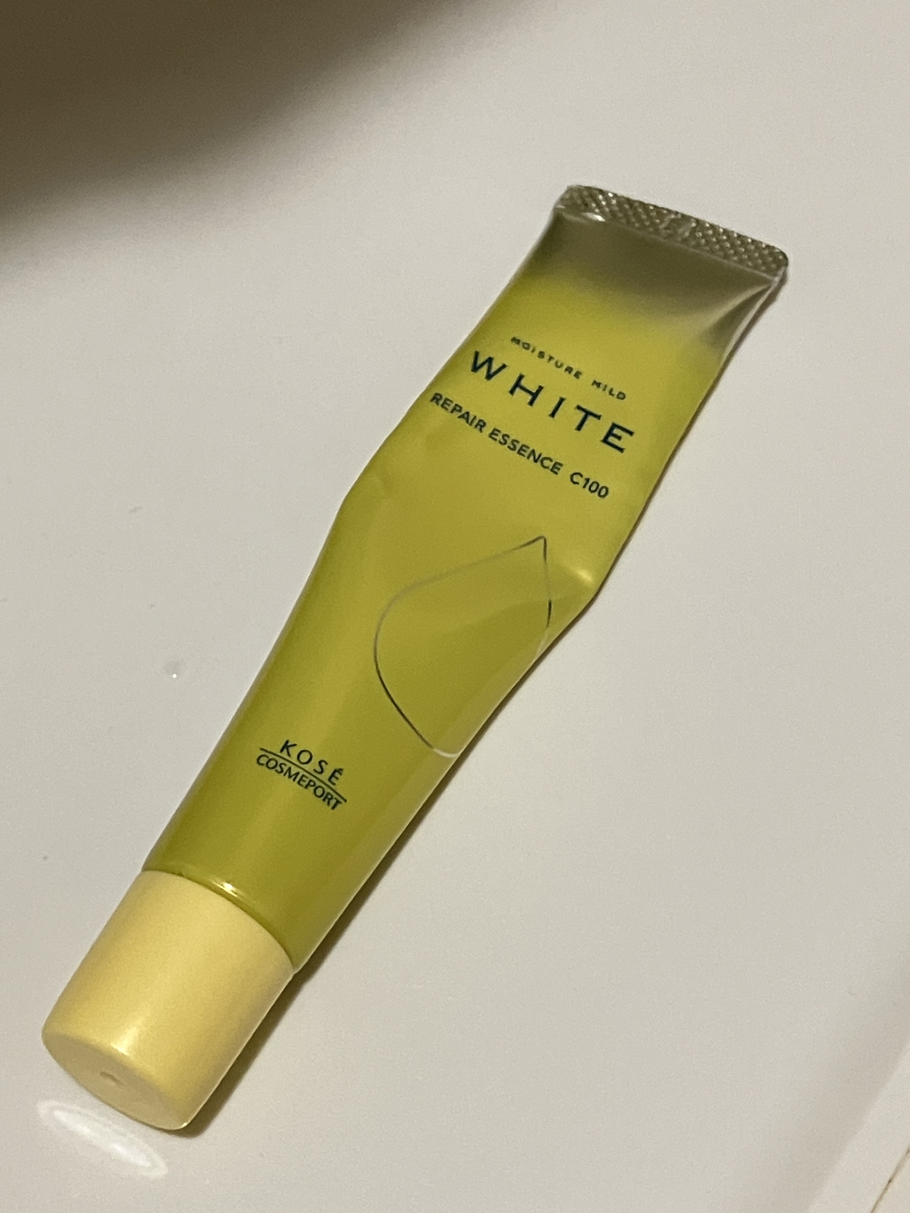    初購入です。
某ビタミンC美容液のような、少しずつ出てくるタイプの容器で、狙ったところに出しやすいです。
使い始めなのでシミへの効果は分かりませんが、使用感はいいため、継続して使いたいと思います。

追記

1週間使用してみました。
