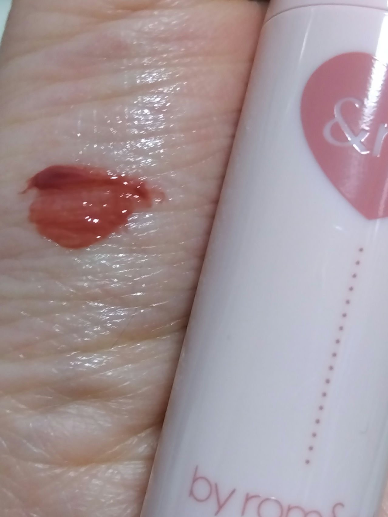 アンドバイロムアンド　グラッシーボムティント VD02 Choco bomb/&nd by rom&nd/リップティントを使ったクチコミ（2枚目）