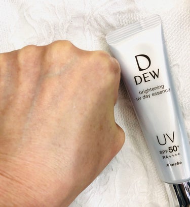 DEW ブライトニングUVデイエッセンスのクチコミ「DEW ブライトニングUVデイエッセンスの紹介です

SPF50+・PA++++ 明るくハリの.....」（3枚目）