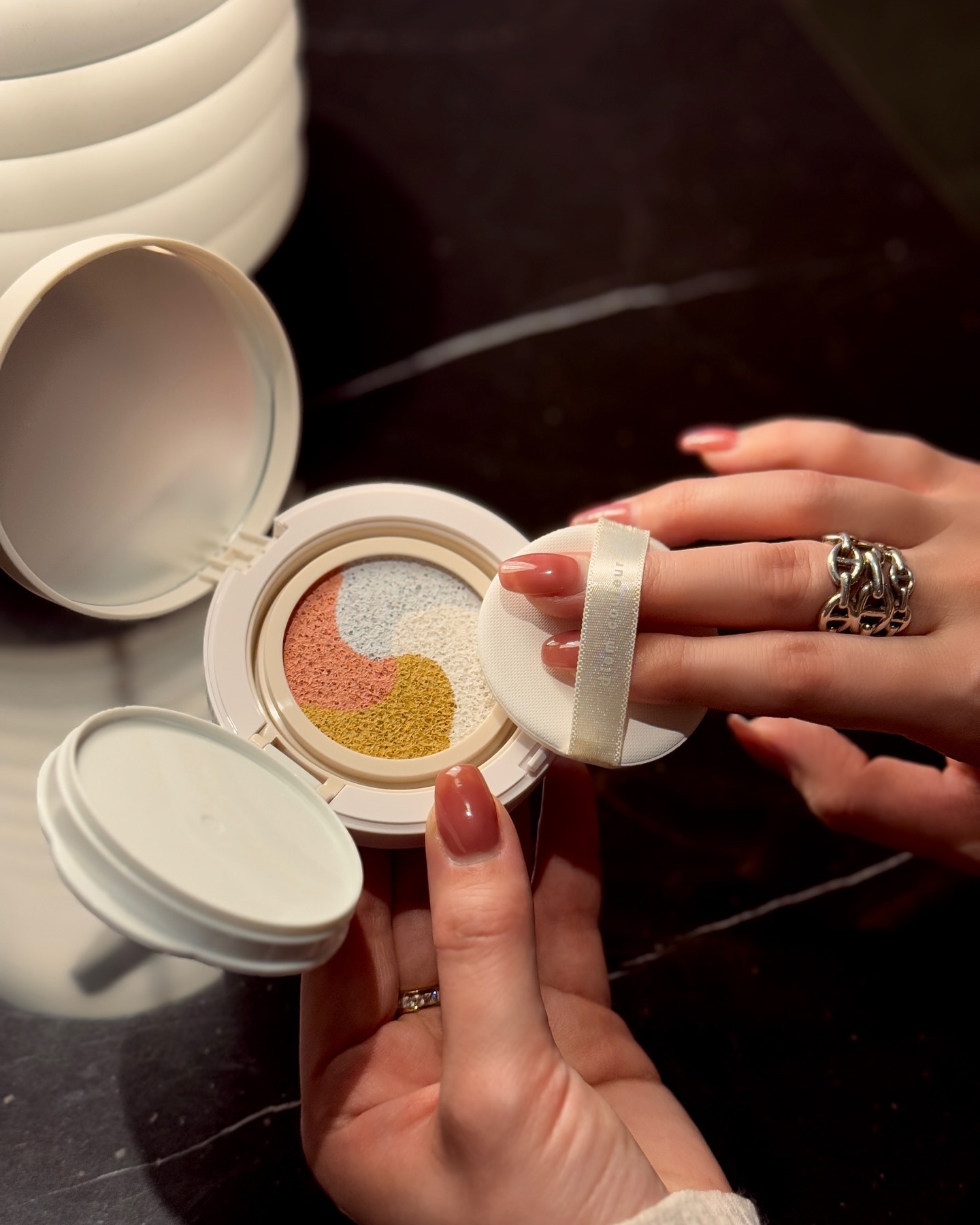 4色が重なり、自然な透明感とツヤ感が肌に溶け込む『虹色シアーファンデ』
⁡
＼2025年3月1日発売／
⁡
◼️ディエム クルール　カラートリックマルチクッションファンデーション
SPF25 PA++
⁡
ディエム クルール ブランドの特長