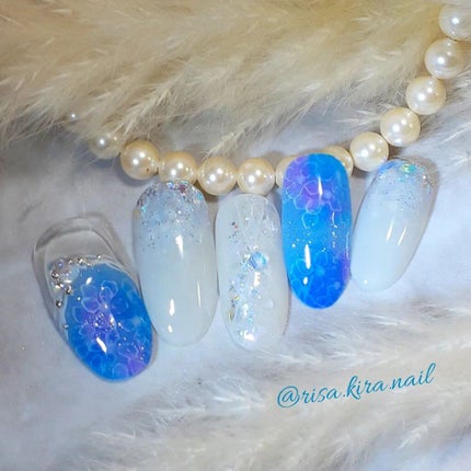 r.kira.nail on LIPS 「🤍🤍🤍じめじめ梅雨を爽やかな気分になれる紫陽花ネイル5本セット..」(1枚目)