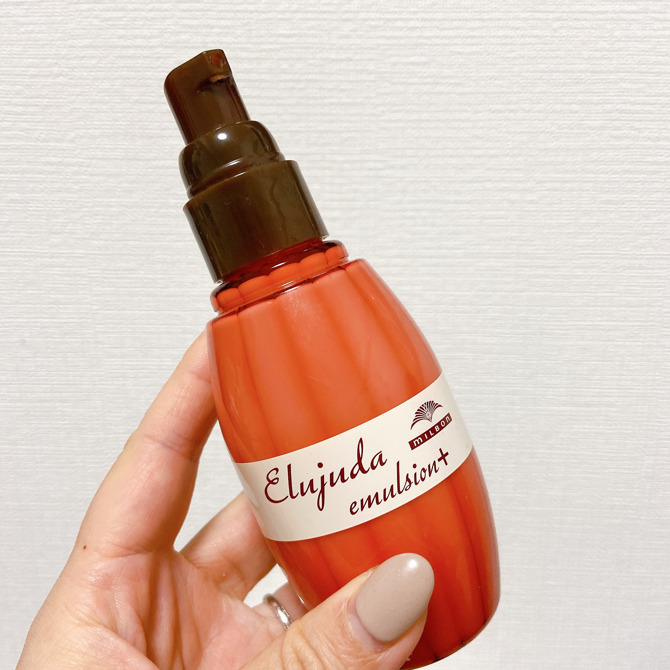 私は髪の毛が長く、太いので乾燥してパサパサしがち。
で、かかせないのがこの子✨

タオルドライしたあとに3プッシュくらいを
毛先中心に馴染ませてから髪の毛を乾かしてます！！
このこっくり感のあるテクスチャーがパサパサ感を抑えてくれるから好き