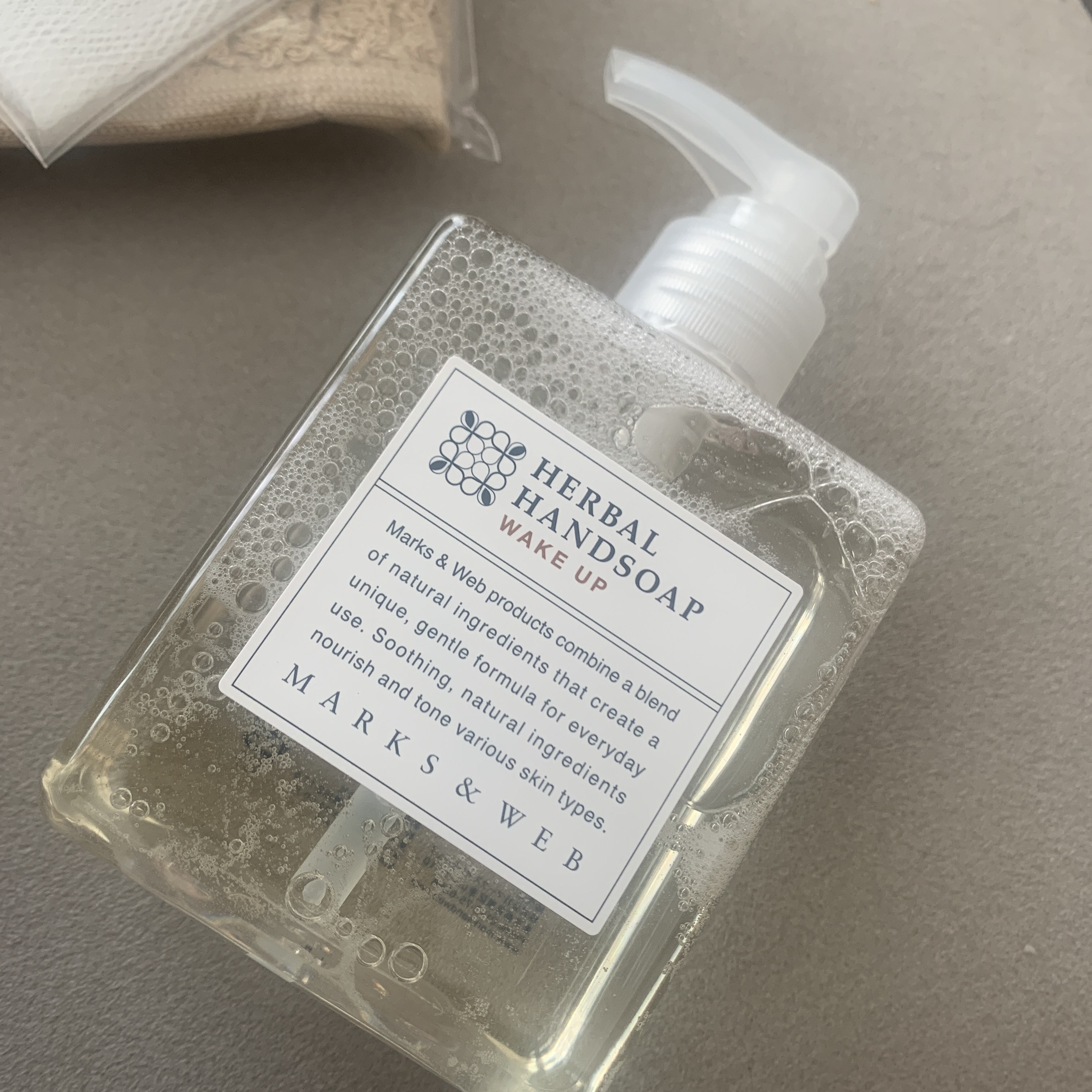 Thanksセットに入ってたハンドソープ🧴みためがかわちい

【使った商品】MARKS&WEBハーバルハンドソープ リフレッシュ
【使用感】さっぱり！
【良いところ】ボトル。香り強すぎない！コスパ🙆‍♀️
【どんな人におすすめ？】
【使