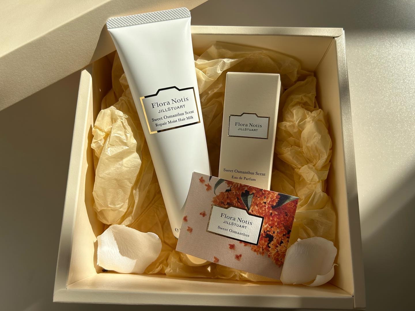 秋の香り🧡
キンモクセイで良い女

floranotisjillstuart 様から
キャンペーン企画で
素敵なプレゼントいただきました🎁

まず箱から可愛くて
開けた時に香る良い香り♡
パッケージもとっても可愛いです🫧

髪から香る