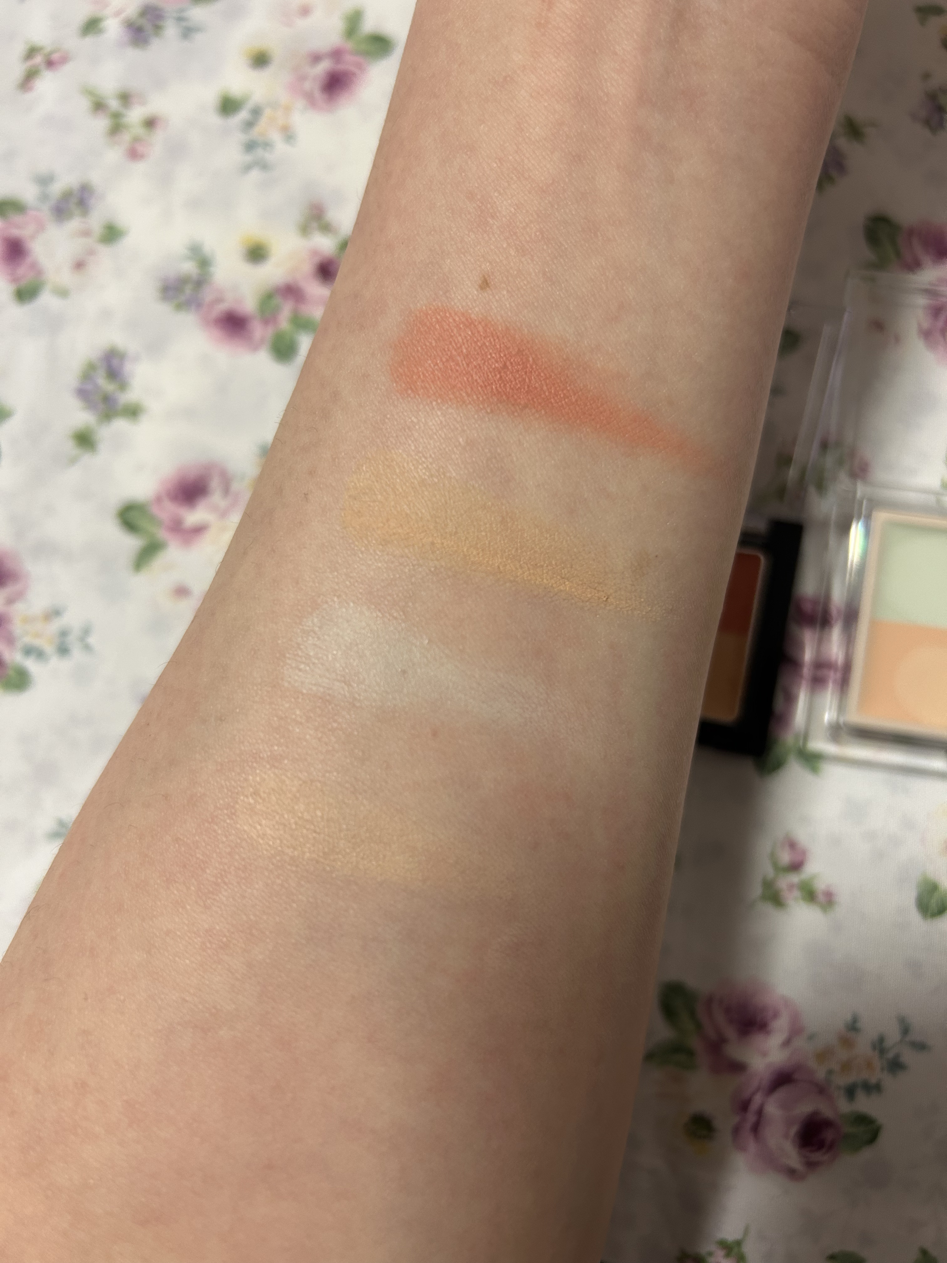 カラーデュオ トリック コンシーラー 02 グリーントリック(ナチュラルベージュ)/Visée/パレットコンシーラーを使ったクチコミ（2枚目）