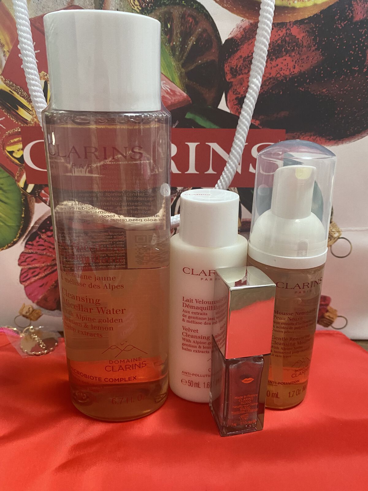 しんどくて顔も洗う元気がない時に…
とりあえず化粧だけ取って横になれる
クレンジングです(๑•̀ •́)و

【使った商品】CLARINSミセラーウォーター
【商品の特徴】拭き取りのクレンジング
【肌質】普通
【テクスチャ】ウォーター
【ど