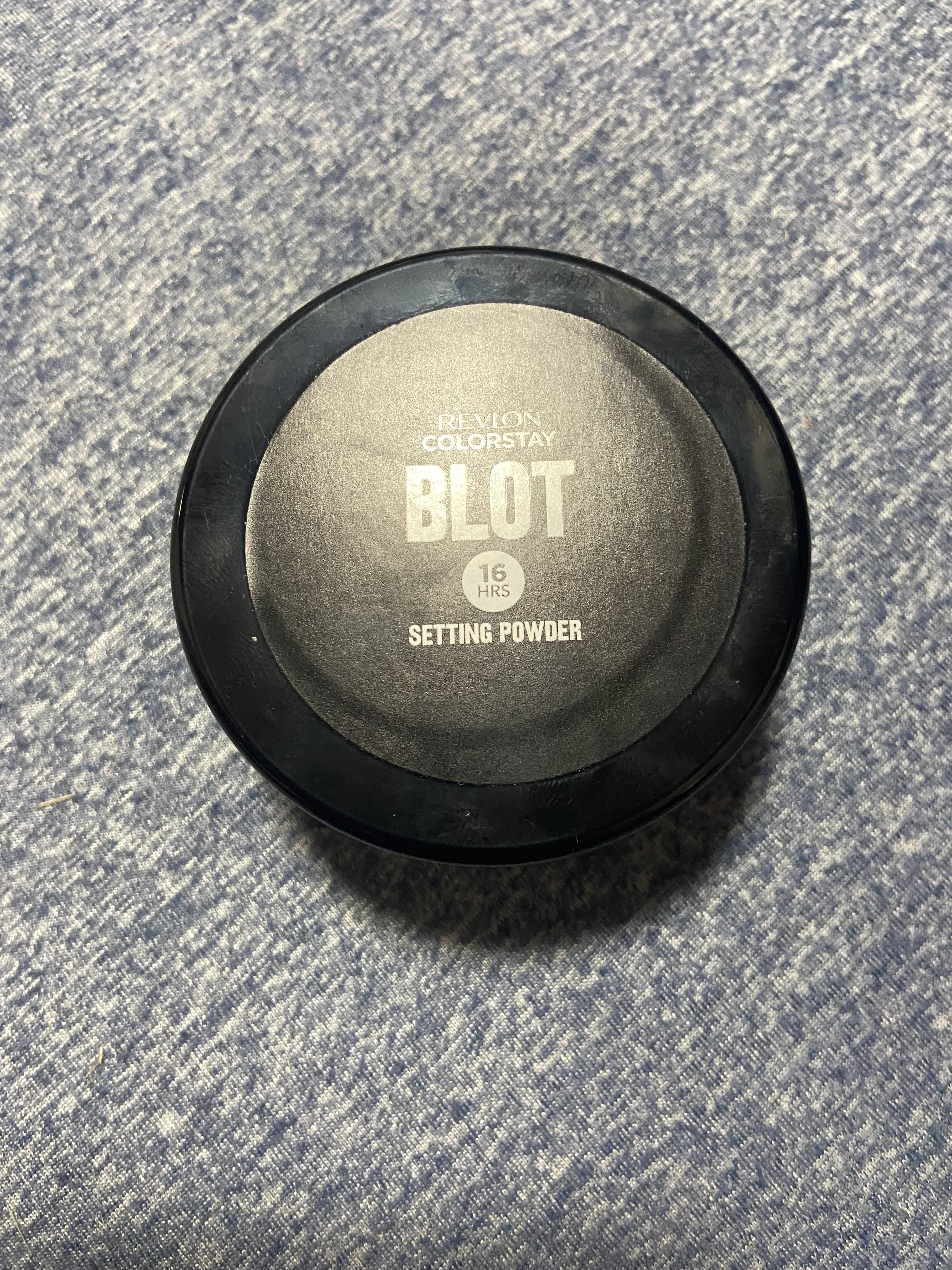 使ってみて良かったコスメ✨

REVLON　レブロン カラーステイブロットセッティングパウダー

こちら早速使ってみました！！
パフ付きというのと16時間崩れにくいというのに惹かれて買ってみました！

パフは見た目以上にフワフワの長めの毛で