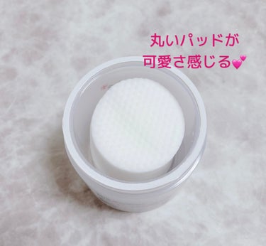 去年のメガ割り購入品ෆ˚*

MEDICUBE「ゼロ毛穴パッド2.0」

皮脂と毛穴に注目した毛穴専門のトナーパッド💙
角質除去と皮脂ケア成分であるAHAとBHAが
毛穴の奥に潜んでる老廃物までしっかりお掃除
してくれるよ✨

しっとりしたエッセンスがたっぷり入ってます💎

【使い方】

洗顔後、パッドを滑らせるように優しく拭き取ります！
擦ると肌の摩擦でダメージくらうから優しくね💕

凹凸面とソフト面になってて、最初に凸凹している
エンボシング面で顔全体を拭きます❣️
ひっくり返してソフト面の方でさらにエッセンスを
浸透させるように顔全体を拭きます♡

その後乳液でもいいけど、私は乾燥肌なので
軽く化粧水もつけてます💞

朝晩使用出来ます❣️
私は朝だけ使用❤︎
朝使うと肌のキメ整って化粧ノリが良いんだよね😍

手軽だしこれはリピしたい🫶💕

70枚　2,400円


#MEDICUBE
#ゼロ毛穴パッド2.0の画像 その2