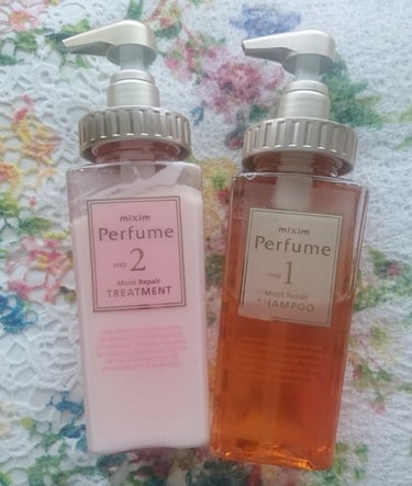 オイルミストを愛用しているブランドmixim Perfumeのシャンプーコンディショナー入手したので使用感メモですー！

シャンプーは固すぎず、サラサラ過ぎない使いやすい粘度です。よくある「シャンプーの