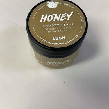 LUSH リップスクラブ ミツバチです。

この時期になると唇も乾燥しガチで
リップでよく保湿すると思います！

また、皮がむけることも……

そんな時にこの、スクラブを
口につけてクルクルマッサージし