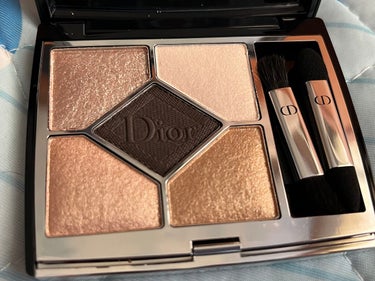 普段はプチプラばっか買ってるけど、たまには…！🥺
と思って購入したDior サンク クルール クチュール 539 グラン バル、めっちゃ良い…😭💓✨✨

粉質がしっとりしてて、ラメもそれぞれ違くて、真ん