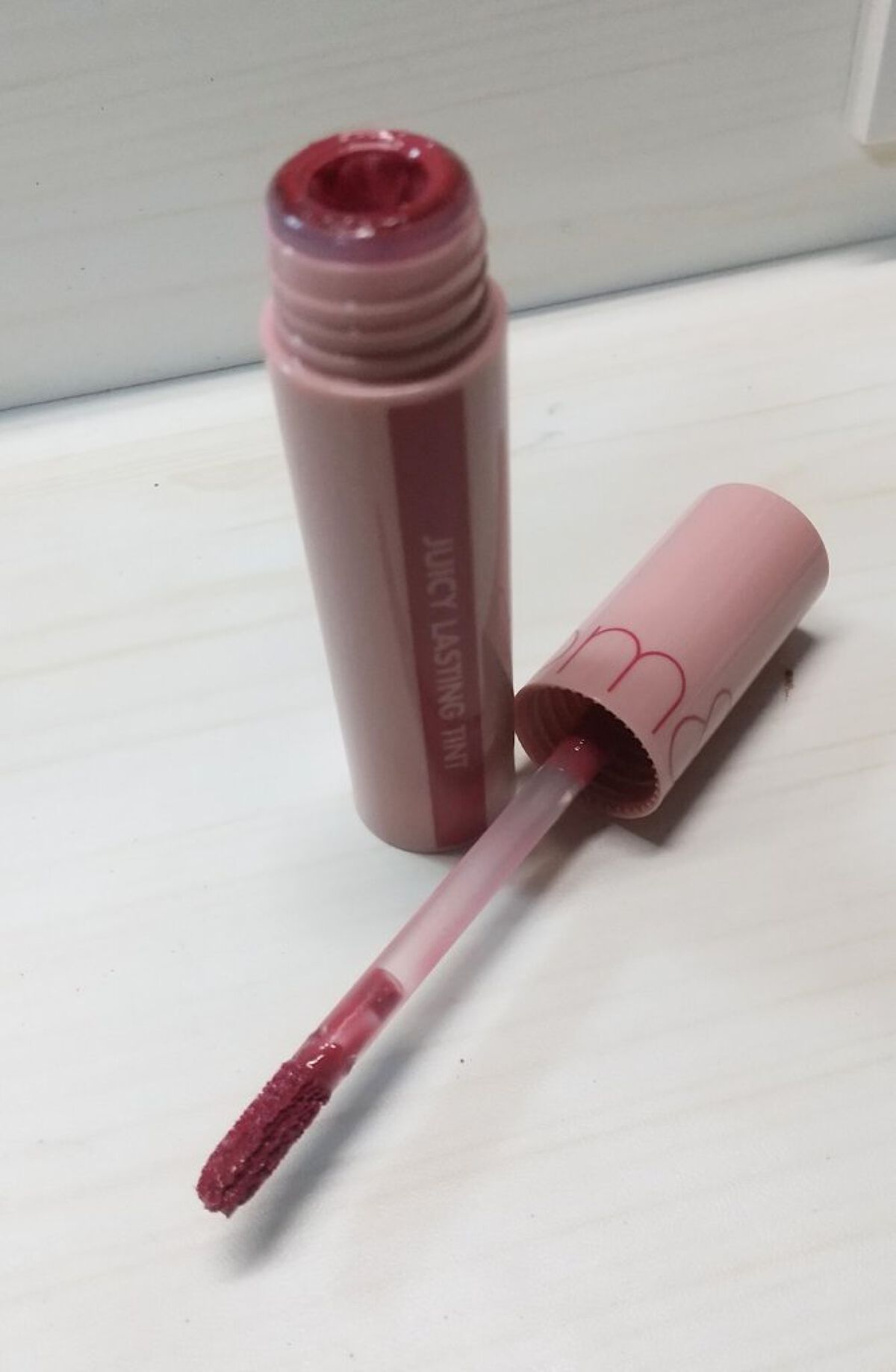 ジューシーラスティングティント/rom&nd/リップティントを使ったクチコミ（2枚目）