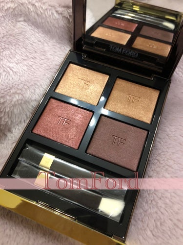 【 TomFord Beauty 】
アイカラークォード
4A ハネムーン

みんなのオススメ、ハネムーンをお迎えしました！
赤みブラウン大好きなので、たくさん使う予定です☺️

さすがトムフォード様、