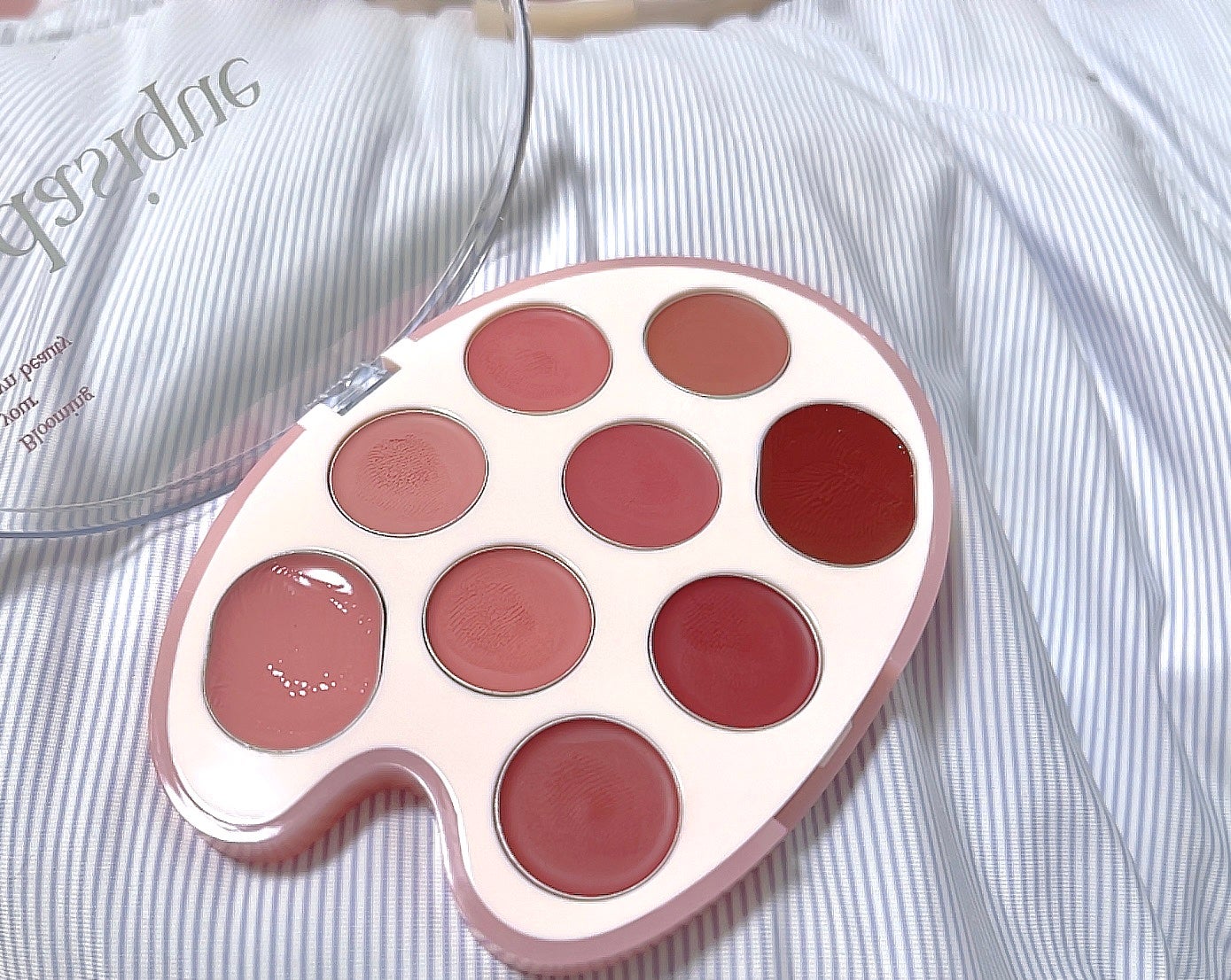 うに on LIPS 「dasiqueの新作、、、やっと届いた!!!まずパレット!手の..」(8枚目)