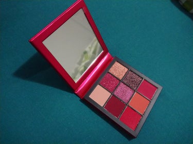 留学先で買ってきたHuda Beautyのアイシャドウ！！！

もったいたなくてあんまり使えてないけどすっごくいい色！！
画像がわかりにくくて申し訳ないですが、左上の色から右の色…というふうに順に腕につ