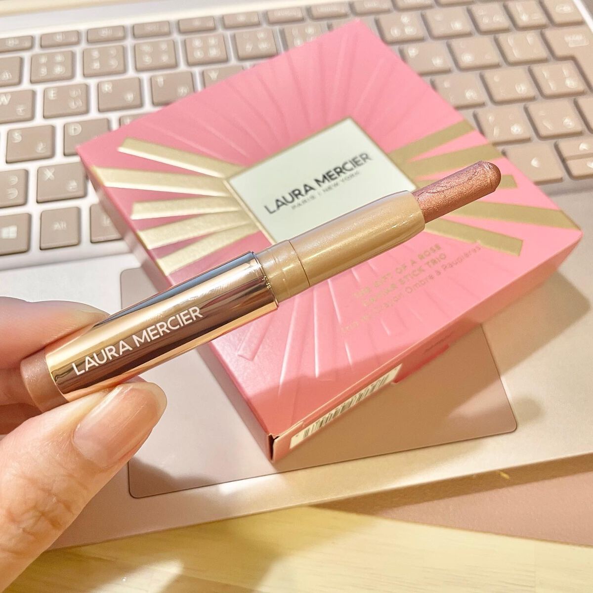 キャビアスティック アイカラー R1 KISS FROM A ROSE/ローラ メルシエ/スティックアイシャドウを使ったクチコミ（3枚目）