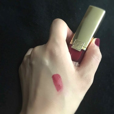 ✔️ESTEE LAUDER ピュアカラーリップスティック

写真暗くてすみません。
明るさだけ少し調整したんですが、あまりいじり過ぎるとリップの色味が変わってしまうのでこれで失礼します。本当はもうちょ