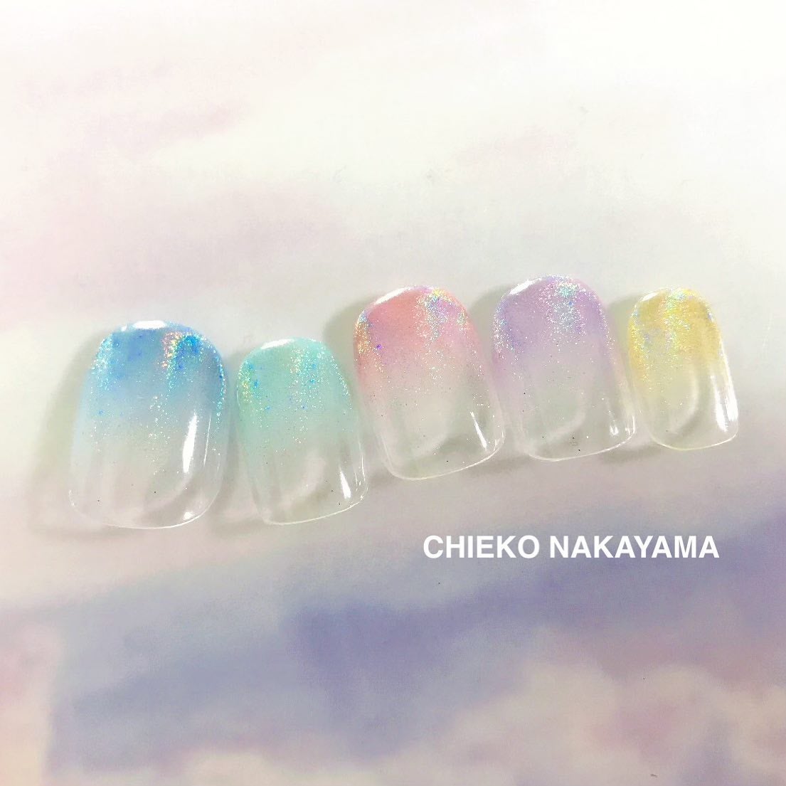 なかやまちえこ on LIPS 「ユニコーングラデーション🦄365日ネイル56日め⠀今年は1日1..」(2枚目)