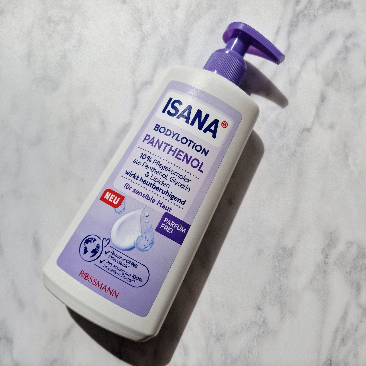 新しく買ったボディローション！

ボディローションなのでサラッとしたテクスチャー。乳液に近い使い心地です。
肌馴染みが良いのでお風呂上りに全身をすばやく保湿するのに重宝するアイテムです。

無香料だからたくさん塗っても臭いが気にならないし、