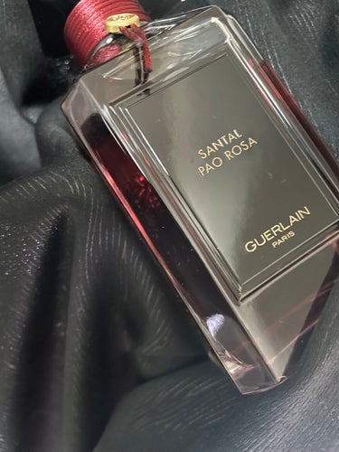 GUERLAIN サンタル パオロッサ - オーデパルファンのクチコミ「トップに香り立つのはカルダモンの清涼感と苦味。赤い色の香水のため、いかにも燃え上がるようなスタ.....」（1枚目）