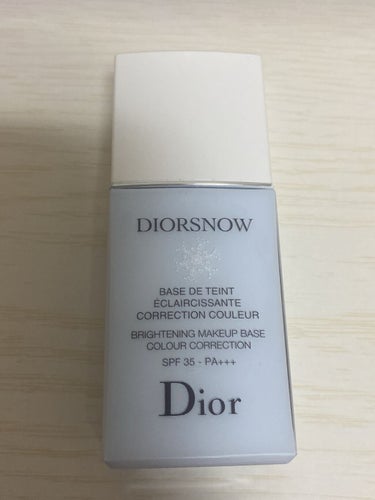 Dior snowの水色下地

持っている下地に
1適まぜると透明感がup↑する気がする！

私はポールアンドジョーの下地に混ぜて使っています♪
ほんとおすすめ！意外と全然なくならないです！

#Dio