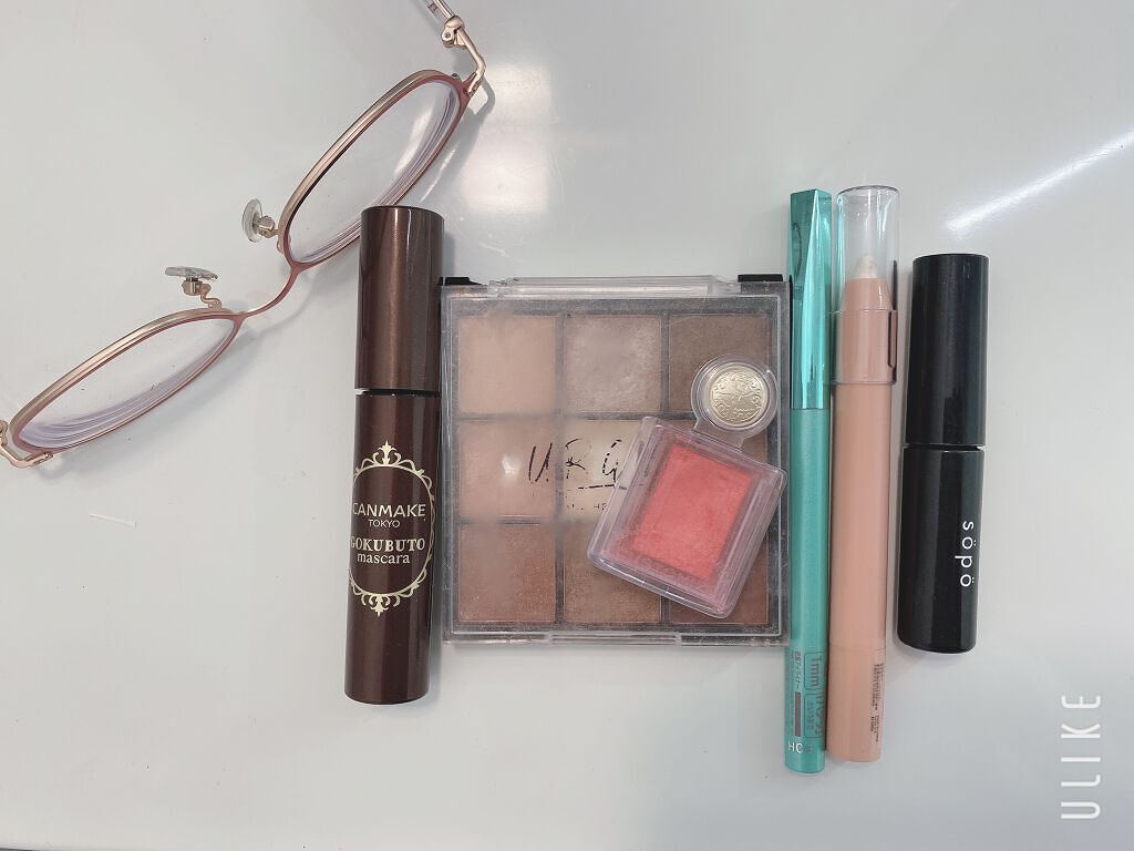 

［今日のメイク］


おはようございます🌟
ことはです！


本日は、ブラウンメイクに赤い単色アイシャドウを重ねてブラウンながらも赤みのあるメイクの完成です！


地味すぎず、派手すぎずに出来たかな！



UR GLAMのパレットア