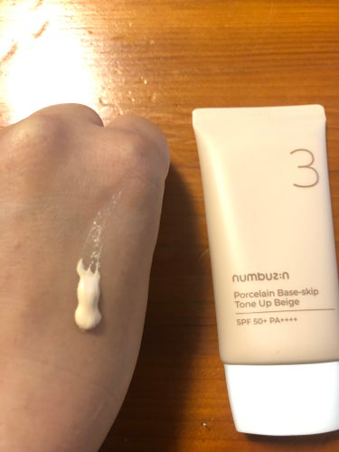 SPF50+ です。
化粧下地ですが、ファンデ並みに安心感のある色味です。
ツヤよりも落ち着いた感じです。
肌の感じが気に入っています。

#numbuzin #3番 ノーファンデ陶器肌トーンアップクリ