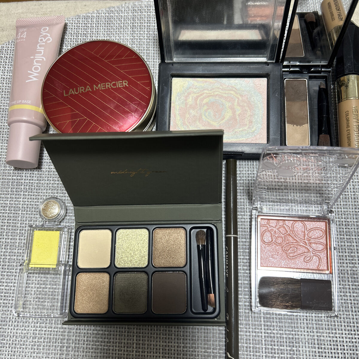 フローレス ルミエール ラディアンス パーフェクティング クッション/ローラ メルシエ/クッションファンデーションを使ったクチコミ（2枚目）