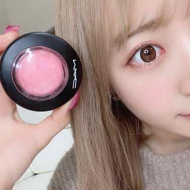 MAC 
ミネラライズ ブラッシュ
デインティ

ピンクチークの中に
ゴールドパールが入った
コーラル寄りのピンク💕

パールがいい感じに
肌をツヤッと見せてくれるの😍

発色も抜群で、
ブラシでサササ