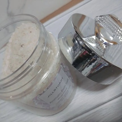 JILL STUART アロマティックバスソルト のクチコミ「ジルスチュアート
アロマティックバスソルト ホワイトフローラル 
2種のソルトと植物エキス.....」(1枚目)