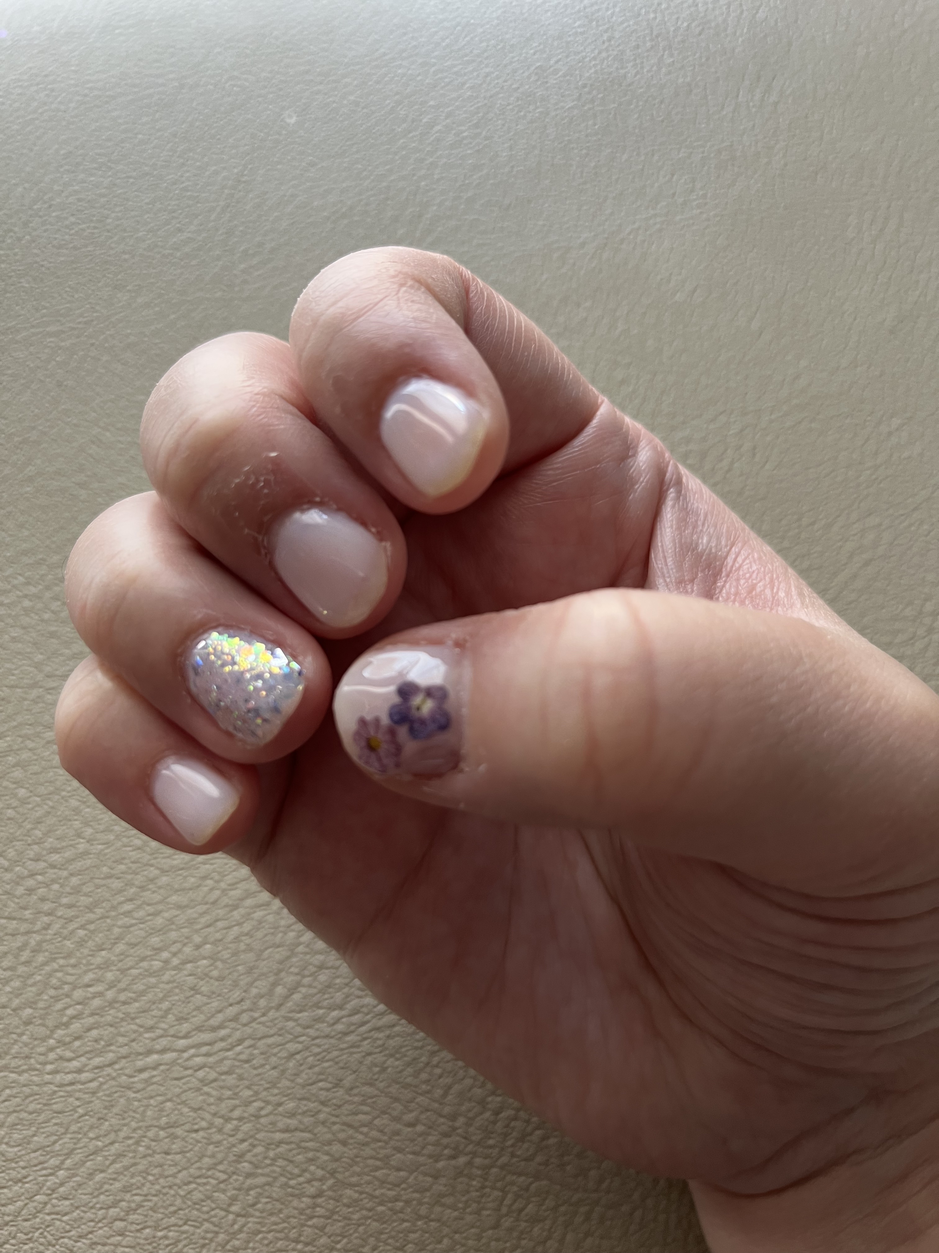 最近デビューしたセルフジェルネイル✨
少しシンプルだけど、薬指のラメに集中したいのでここだけキラキラ(ღ✪ｖ✪)

#鮮やか夏ネイル 