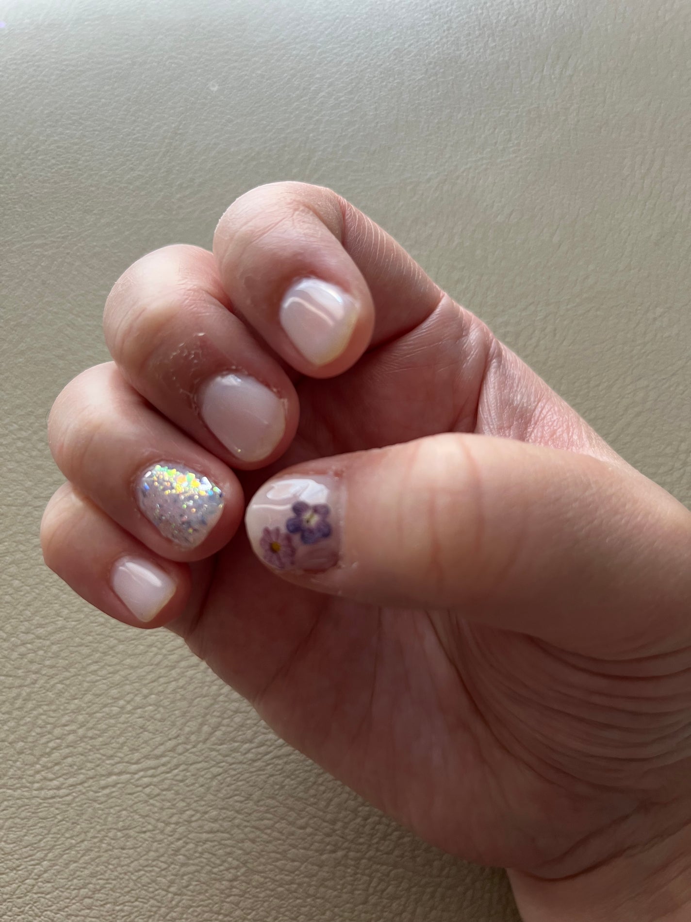 IYu on LIPS 「最近デビューしたセルフジェルネイル✨少しシンプルだけど、薬指の..」(1枚目)