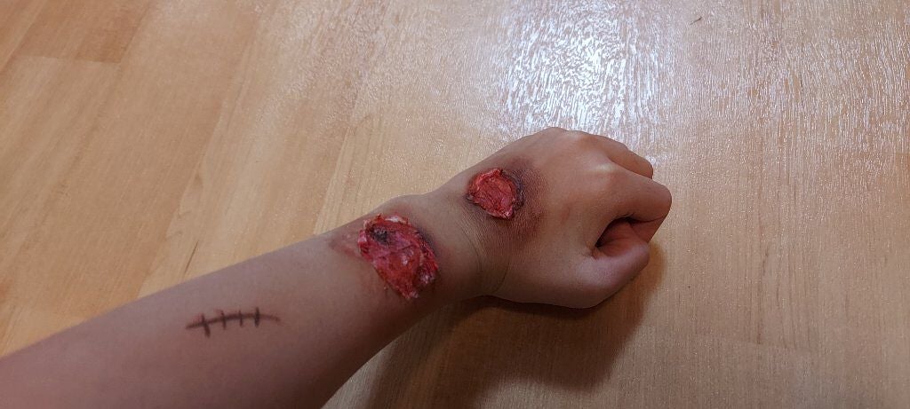 Kトゥャン ( Ꙭ ) on LIPS 「傷メイクでenjoyHELLOWEEN‼️アンニョハセヨKトャ..」(3枚目)