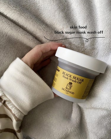 🥕
季節の変わり目のゴワつき肌に！
SKINFOOD BLACK SUGAR MASK WASH OFF

ミネラルが豊富なブラックシュガーで角質ケアできるスクラブマスクです🫧

洗顔後、水気が残ってる