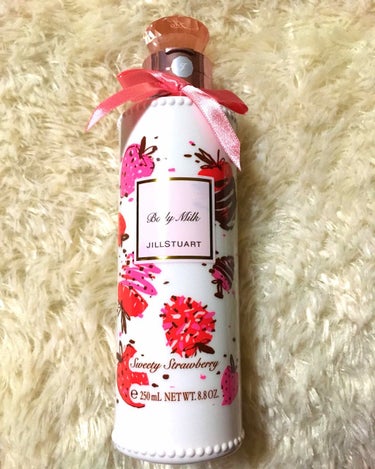  #最近のスキンケア 
ジルスチュアートリラックス
ストロベリーボディミルク 250ml

スウィートストロベリーの香り🍓

こたつに入りすぎて足カッサカサ

全身全霊で身体カッサカサ

本当は薬用のク