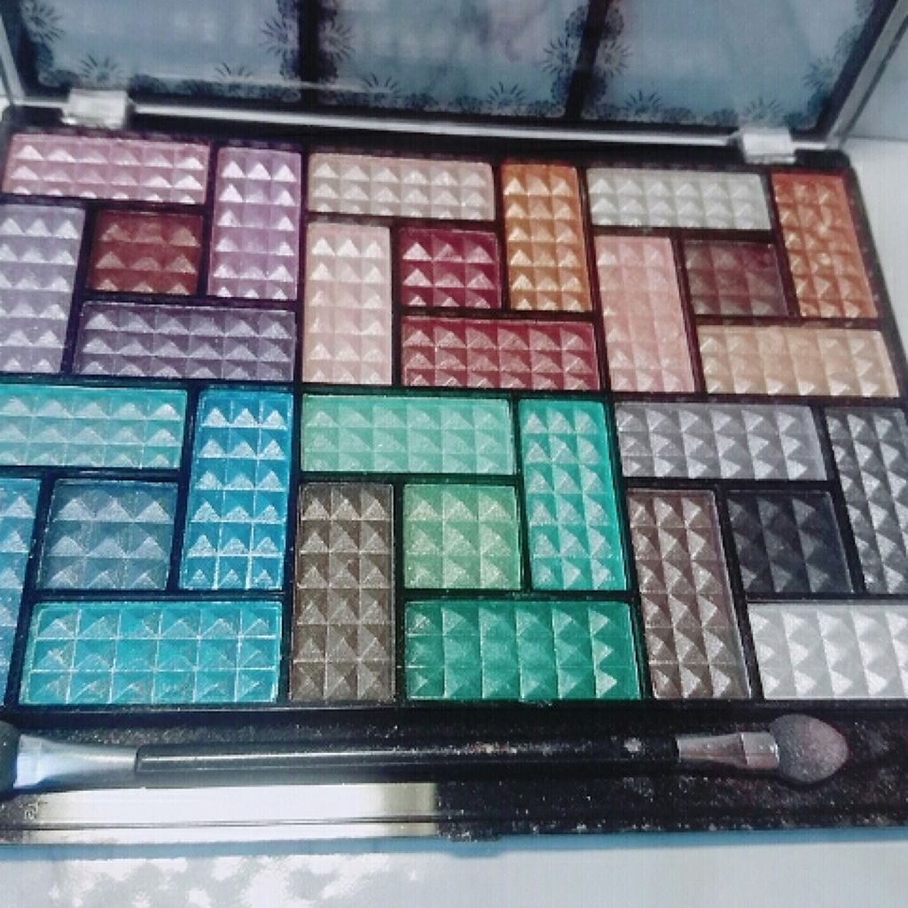 30COLORSEYESHADOWPALETTE/Dolly Angel/アイシャドウパレットを使ったクチコミ(2枚目)