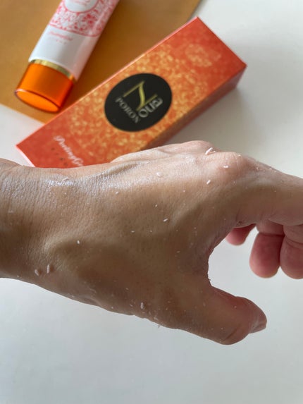 Kaede on LIPS 「綺麗なピンク色のピーリングジェル。キラキラと目に見えて分かる金..」(4枚目)