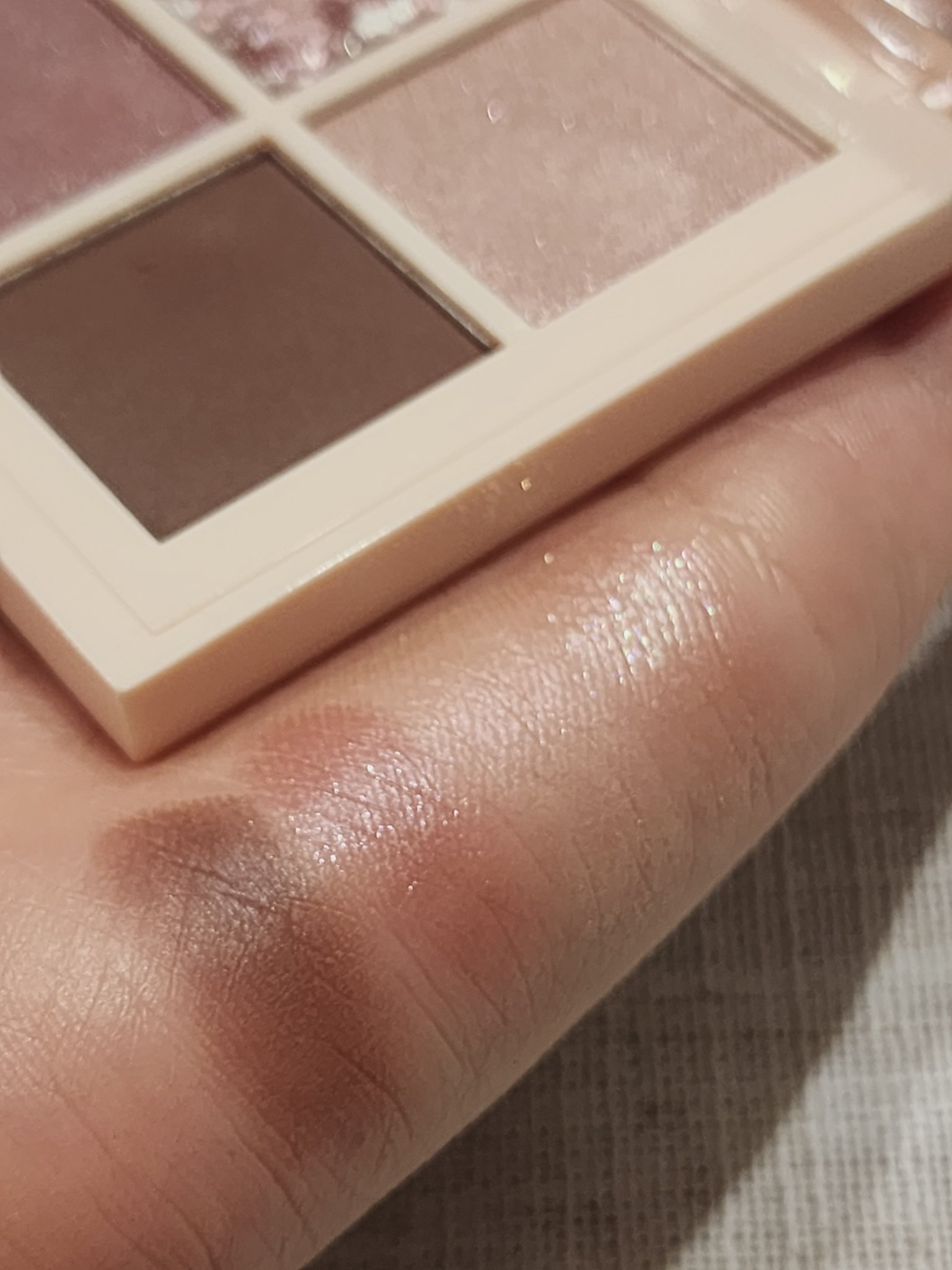 レブロン ダズル アイシャドウ クアッド/REVLON/アイシャドウパレットを使ったクチコミ（3枚目）