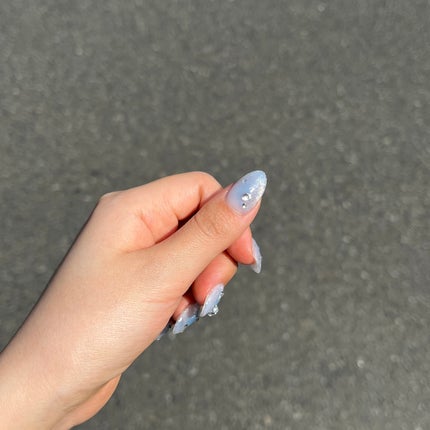 Luna☾LIPSパートナー on LIPS 「ブルーチークネイル💙🫧涼しげでめっちゃ可愛いよね🤍✴︎ベース塗..」(2枚目)