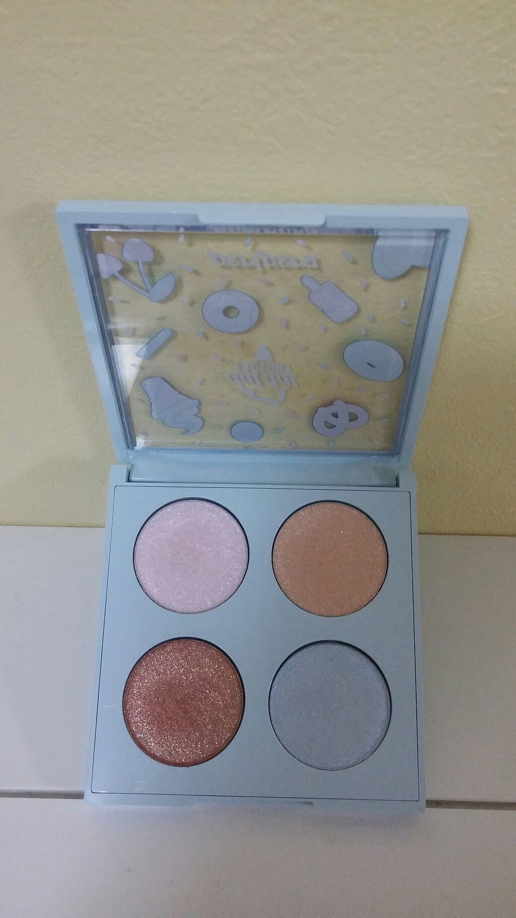 PERIPERA ペリペラ アイシャドウのクチコミ「完全にパケ買いです。お菓子みたいでカワイー💓Qoo10で1000円ほどでした！粉質はしっとり、.....」（2枚目）