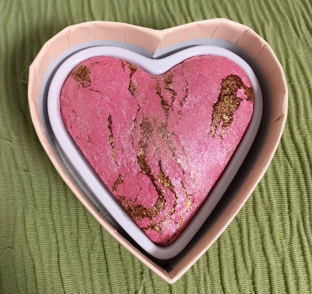 ハートハイライター ブリーディングハート/MAKEUP REVOLUTION/パウダーハイライトを使ったクチコミ(2枚目)